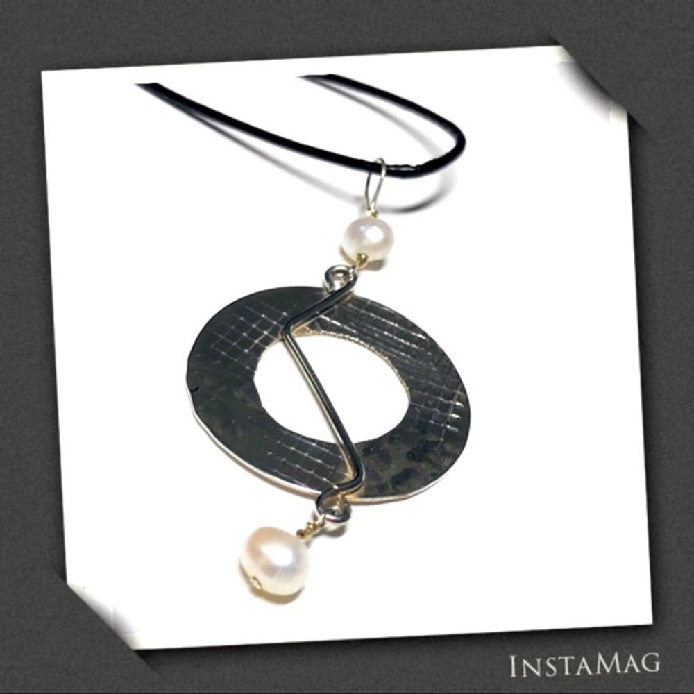 FRESHWATER PEARLS & SILVER CIRCLE Leather Necklace